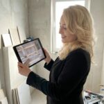 Lekcja z Poznania: szlachetny marmur i biała orchidea. Połączenie natury z luksusowym wykończeniem to najprostsza droga do stworzenia domowego SPA