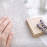 Elegancka złota tapeta z motywem piór w sypialni glamour, przykład biophilic design we wnętrzach - Klaudia